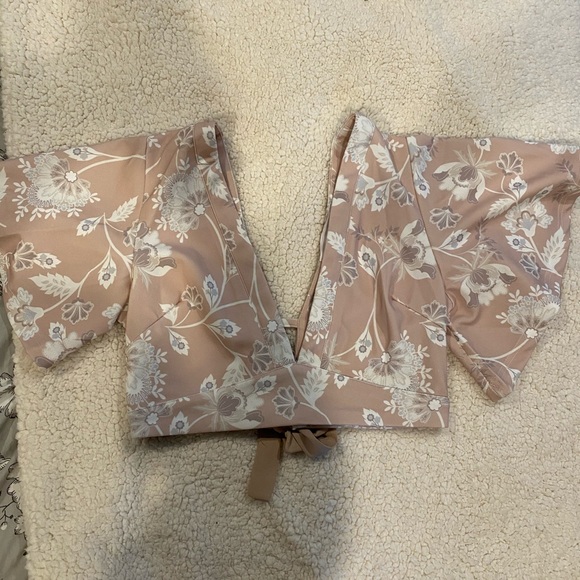 Deep V floral crop top with tie back - Picture 2 of 5